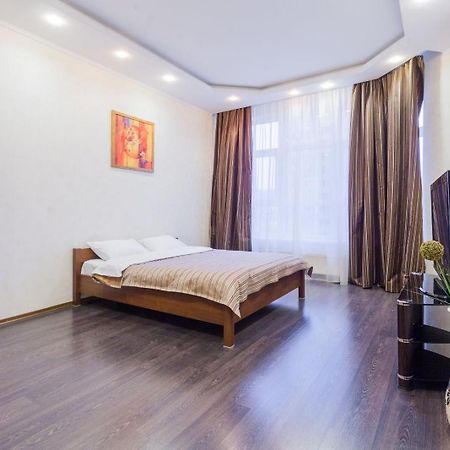 Navit Apartments With Breakfast,Near The Railway Station, The City Center, The Park キエフ エクステリア 写真